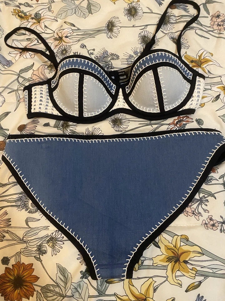 Conjunto de Bikini Marca Triangl Bordado Negro y Azul, Parte Superior Mediana e Inferior Grande Foto 2 de 3