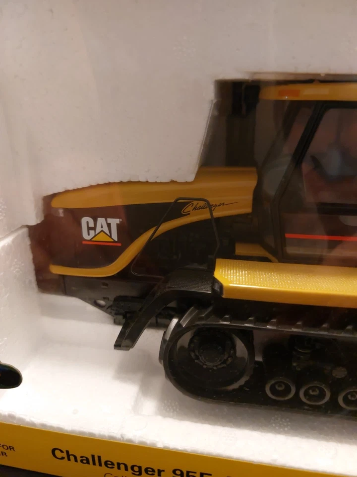 Norscot CAT Challenger 95E Agricultural Tractor 1:32 Scale Mint In Box 55001 - Image 3 of 4