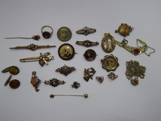 Konvolut von Anhänger und Broschen in Jugendstil/ Biedermeier (24 St.) WY8838