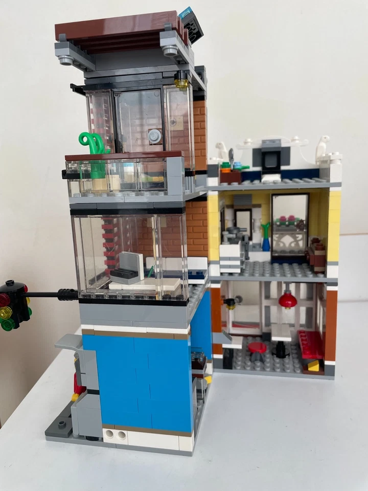 LEGO Creator 31097 Townhouse Pet Shop & Café, photo 4 of 4