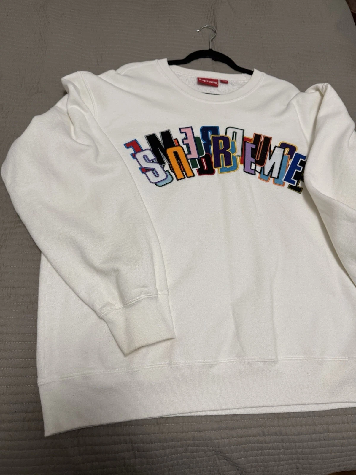 Pull empilé suprême grand logo brodé comme neuf