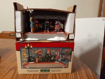 2004 LEMAX Village Collection lighted & animated YULETIDE CARLOERS #44193 NIB