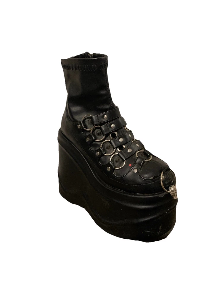 BOTA AL TOBILLO DE PLATAFORMA CON DETALLE DE CALAVERA Y ANILLOS TÓRICOS TACHONADOS DEMONIA talla 5 para mujer’s Foto 2 de 4