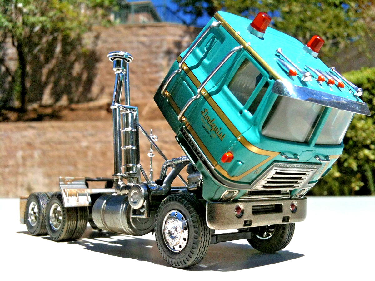 Corgi Heavy Haulers International Transtar with Crushed Car Load 1