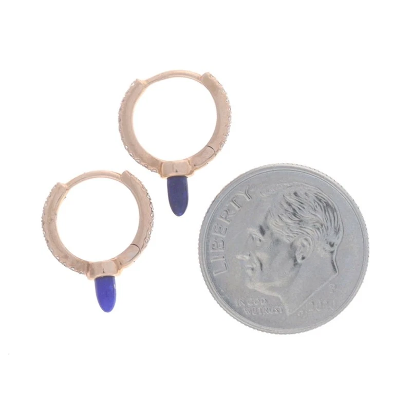 Brincos de argola de ouro rosa lápis-lazúli e diamante Huggie - 14k Bullet Cab 0,12 ctw - Imagem 4 de 4