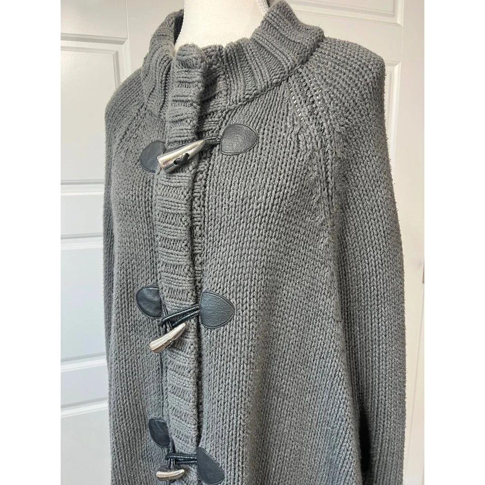 Poncho suéter grande Michael Kors gris tejido cierre palanca Foto 2 de 4