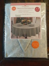 Huntington Home 70 Inch Round Tablecloth With 6 Napkins