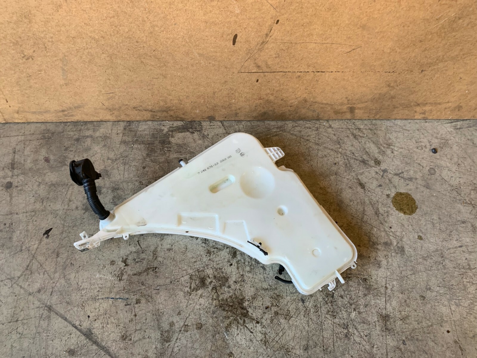 BMW F30 F32 F36 F22 WINDSHIELD WIPER FLUID WASHER TANK BOTTLE RESERVOIR