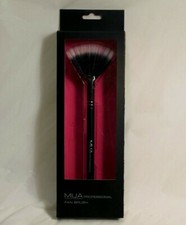 MUA Makeup Academy Professional Fan Brush Mak...