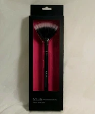 MUA Makeup Academy Professional Fan Brush Make up New in Box FREE SHIPPING
