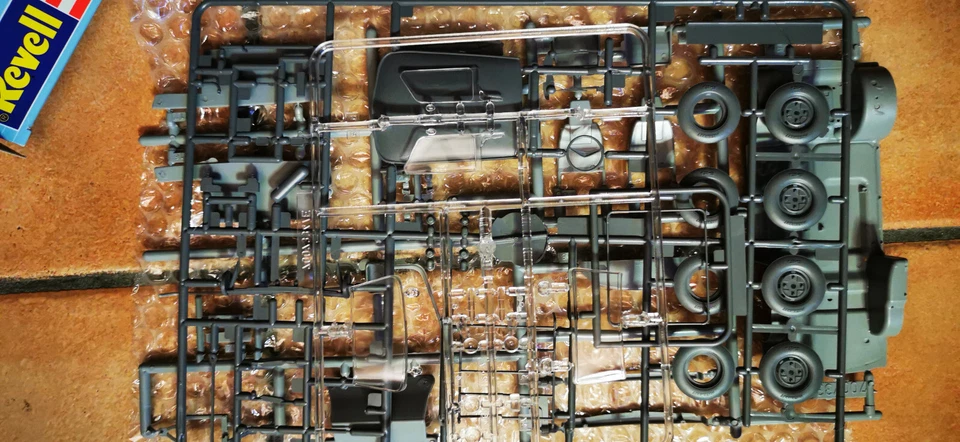 REVELL TRABANT 601S 1/24 - Immagine 3 di 4