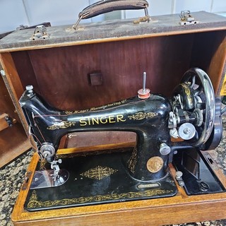 Attractive Singer 99k hand crank sewing machine in GWO. 1939
