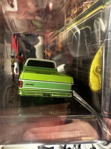 M2 Machines Diorama 1976 GMC Sierra Grande 15 "SS02" CHASE - Picture 7 of 7