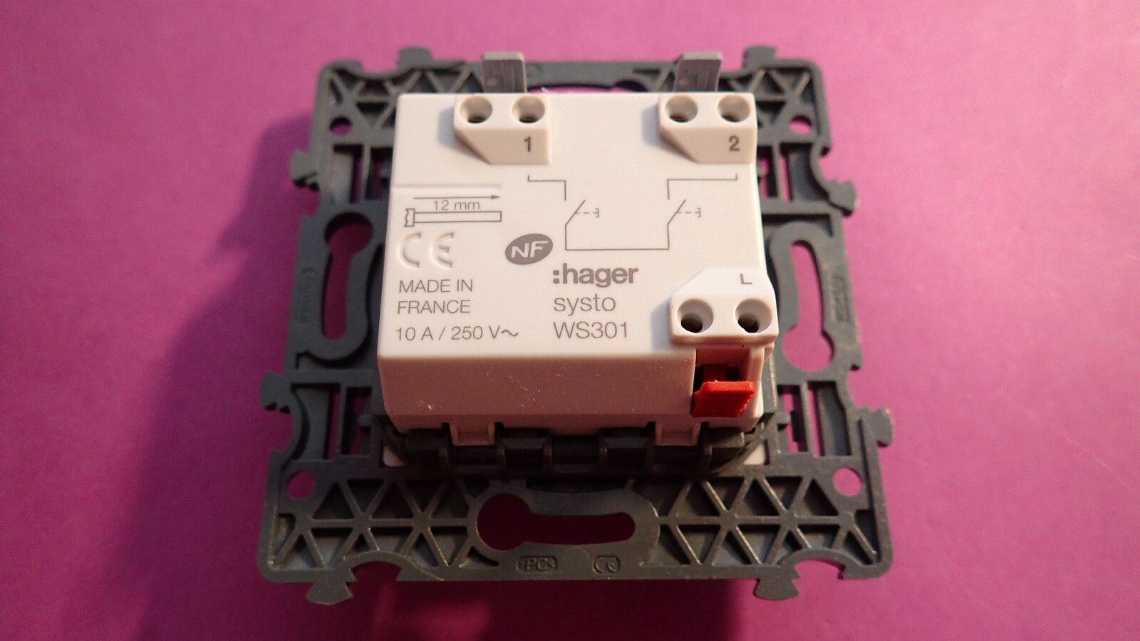 bouton poussoir pour la commande de volets roulants hager essensya