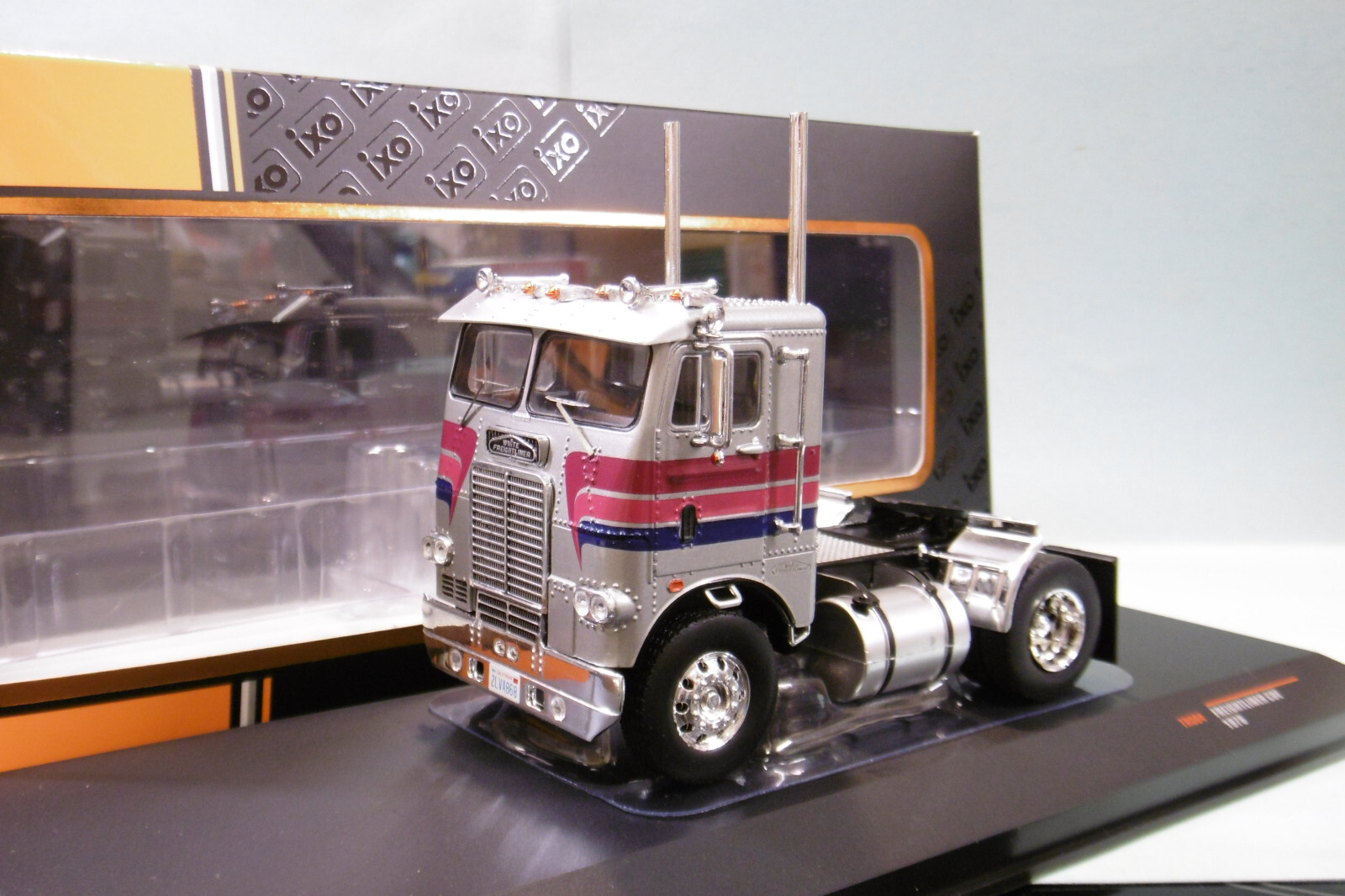 Camion Freightliner White COE 1976 gris métallisé Ixo cabine avancée 1/43