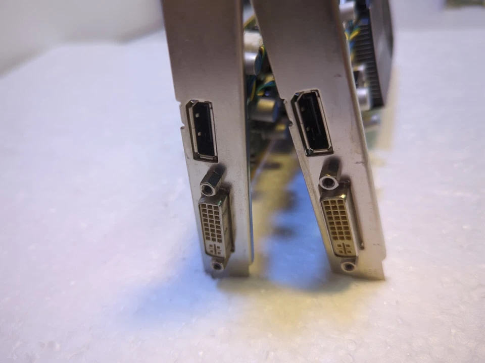 2X  Dell HWGX0 nVidia QUADRO 400 512MB DVI Display Port PCIE Graphics Card-  - Image 3 of 4