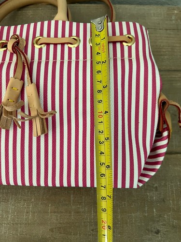 Bolso de Mano Dooney & Bourke Rojo Blanco Rayas Bandolera Correa Casi Como Nuevo Usado en Excelente Condición - Imagen 14 de 16