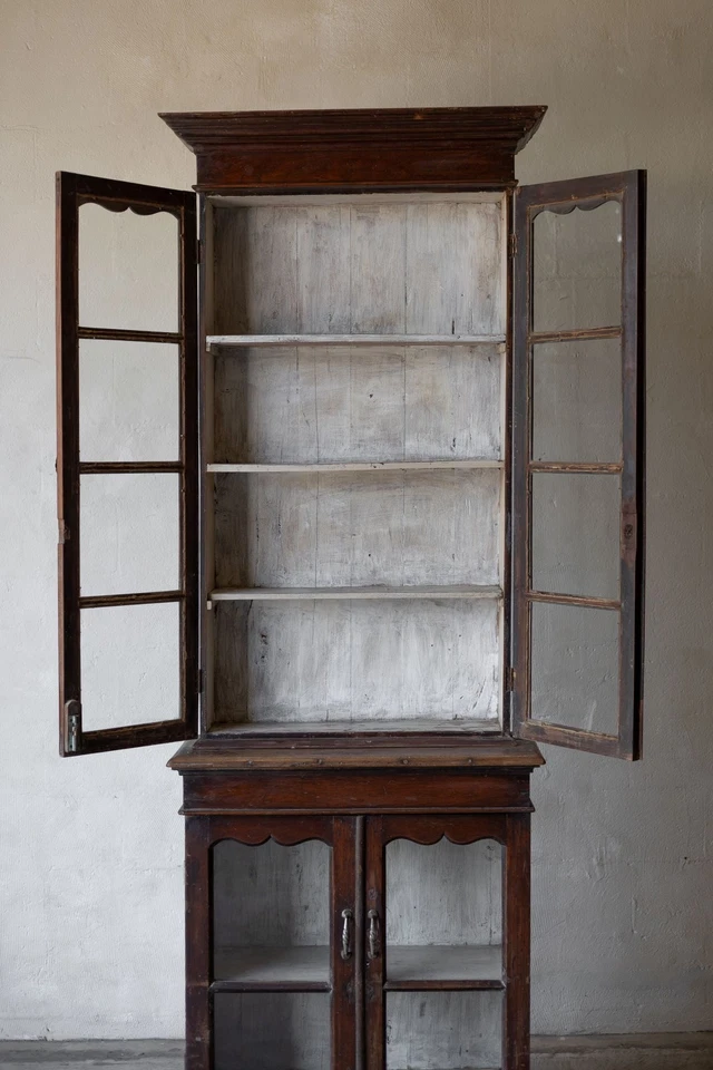 Librería Calcuta de principios de siglo con interior blanco y vidrio Foto 2 de 4