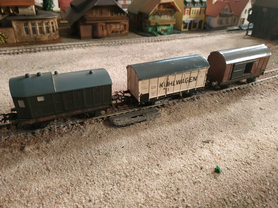 PIKO,  VINTAGE VAN BAKELITE WAGONS, SCALE HO - Image 2 of 4