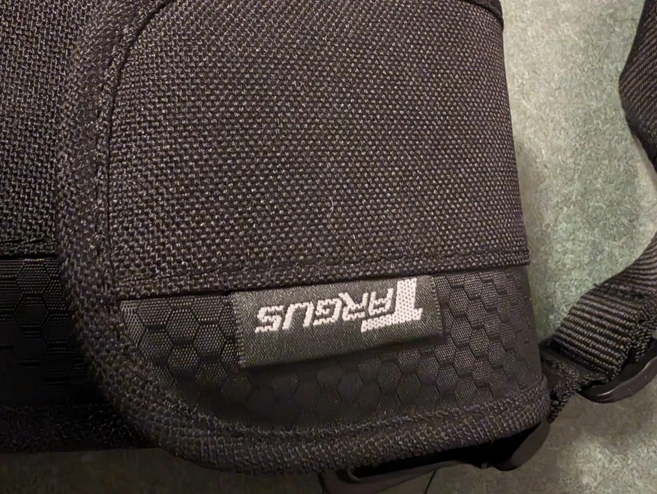 Targus Camera Case Black adjustable strap 2 Compartments Zip up 6X3.5X3 Belt  - Image 3 of 4