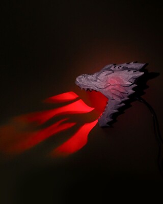 Drachenkopf Wanddeko - roter LED Flammeneffekt
