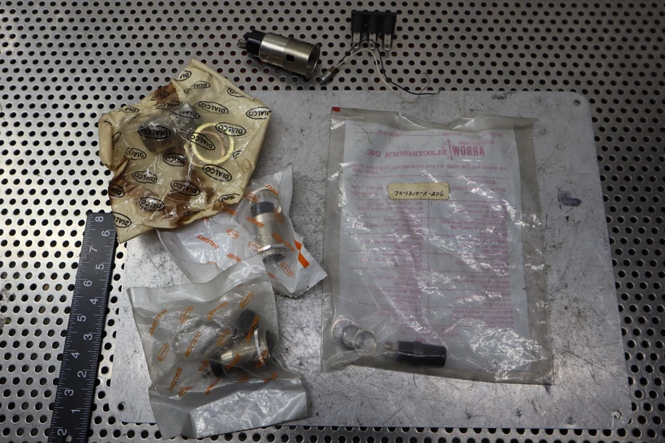 DIALCO (Lote de 29 Soportes de Lámparas y Accesorios Varios) Ver Todas las Fotos Foto 3 de 4