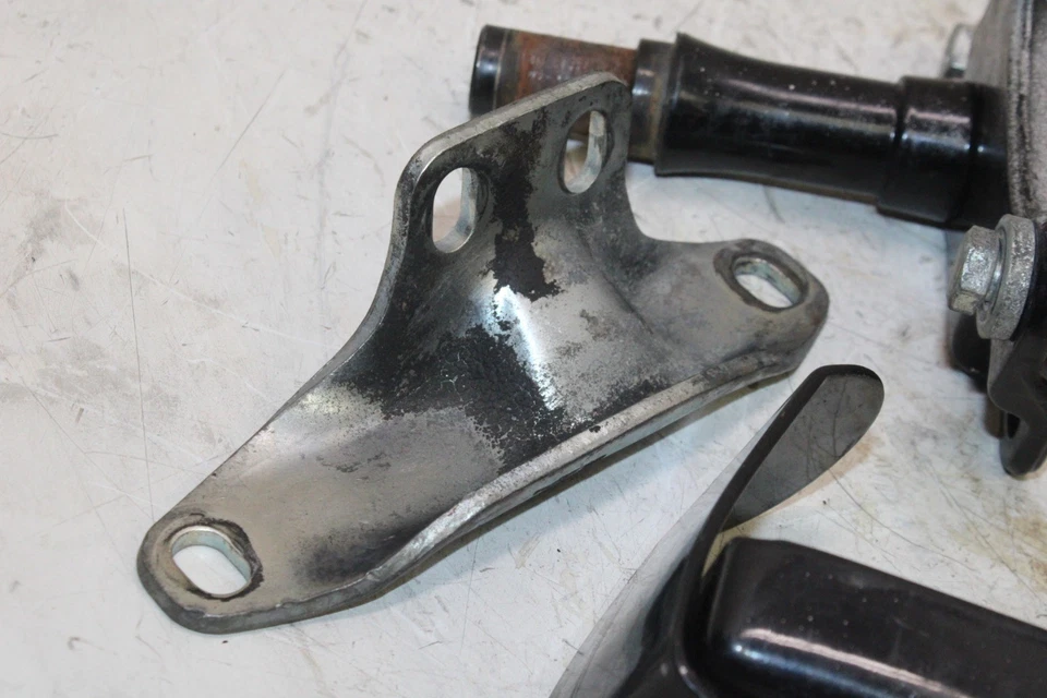 Harley-Davidson Sportster 883 2002 personalizado XL883C FABRICANTE DE EQUIPOS ORIGINALES CONJUNTO DE PARES DE MONTAJE DE SOPORTE MIXTO Foto 2 de 4