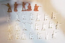 BMC TOYS 27 BORDER WARS MEXICAN SOLDIER PLAYSET FIGURES WHITE PLASTIC ARMY MEN