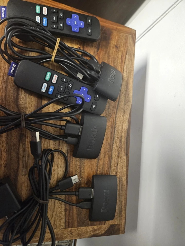 Roku Express Lote 3 Set Reproductor multimedia de transmisión HD 3930X con 2 controles remotos y cables Foto 2 de 3