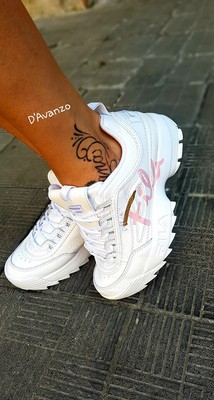 fila con scritta oro