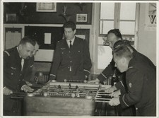 PHOTO ANCIENNE - VINTAGE SNAPSHOT - MILITAIRE BABY FOOT JEU - MILITARY PLAYING 