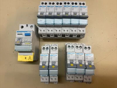 Lot de 11 disjoncteurs Hager et Différentiel