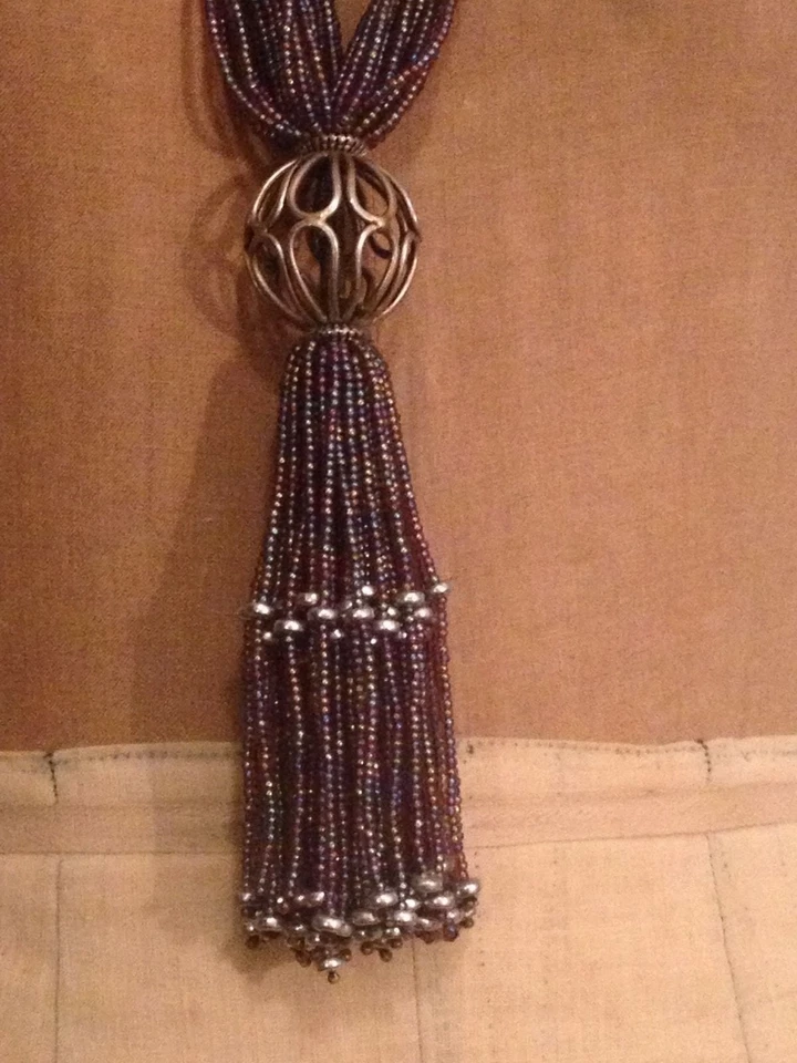 Ожерелье из нескольких нитей радужных фиолетовых бусин с кисточками с большими филигранными шариками - Изображение 3 из 4