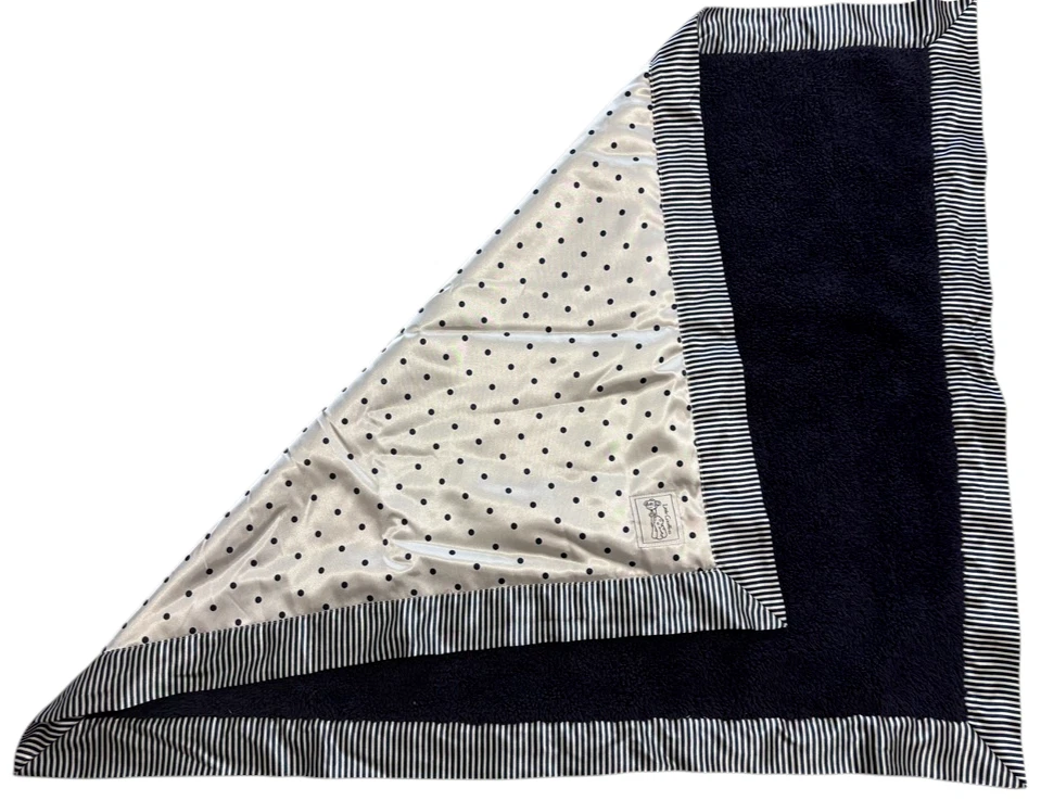Manta bebé Little Giraffe Velvet Deluxe azul marino y blanco satinado lunares Foto 2 de 4