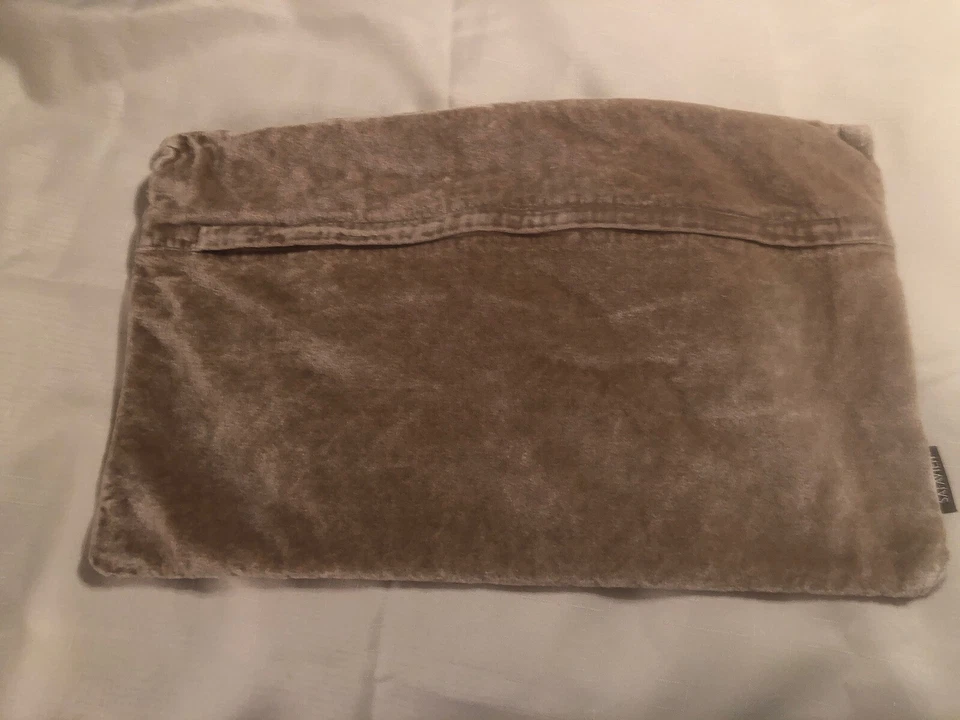 Funda de almohada Safavieh de terciopelo y oro con cremallera trasera 19" X 11,5" pulgadas Foto 4 de 4