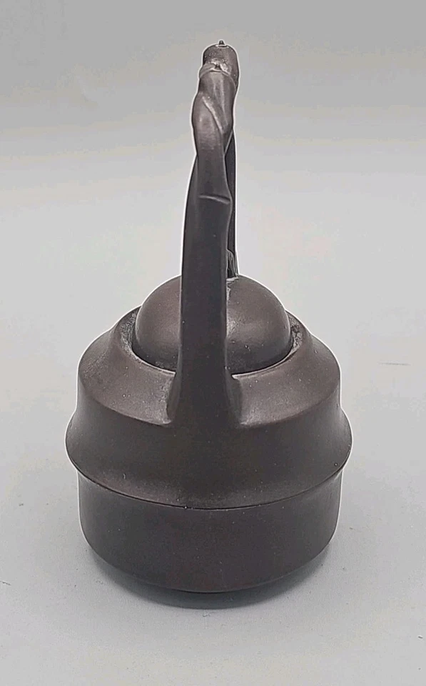 Tetera de arcilla china en forma de capas con mango de rama retorcida, caño y remate  Foto 2 de 4