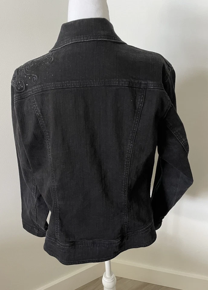 Chaqueta Denim Chico’s Platinum Negra Talla XL- 3 Lentejuelas Bordadas A Presión Oculta Foto 4 de 4