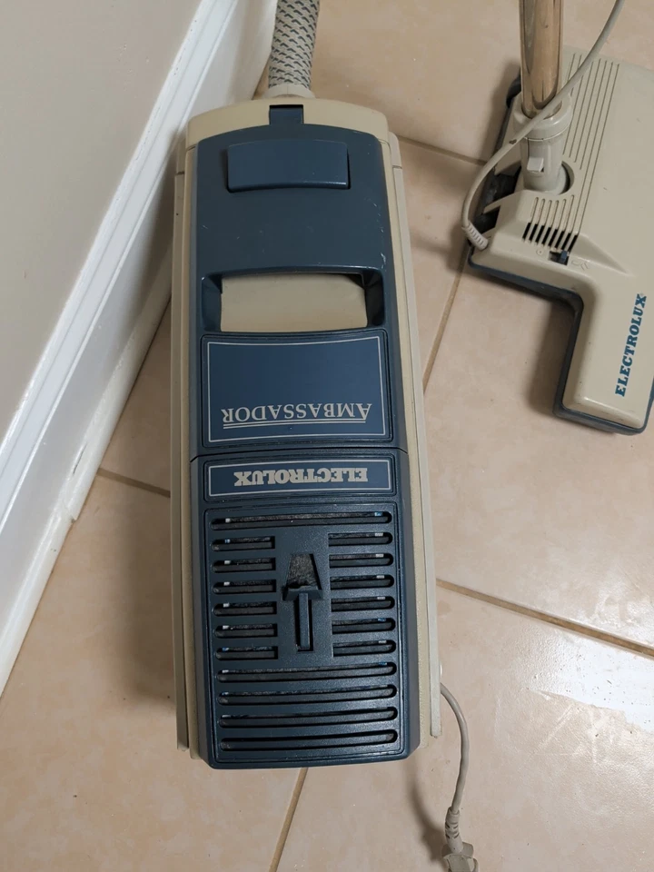 Clean Aerus Electrolux Ambassador vacuum , very powerfull No pets! No smoke! - Image 2 of 4