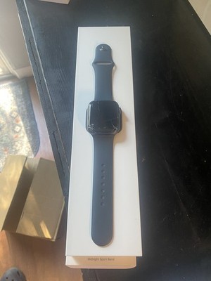 Used Apple Watch SE 44mm SG Alu Midnight Sport Band GPS with a Cracked Glass