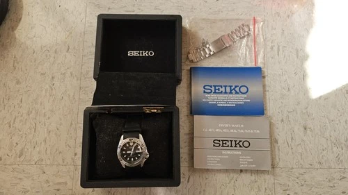 Seiko SKX001 Vintage Automatic 200M Divers Watch With Box Manuals And Extra Band