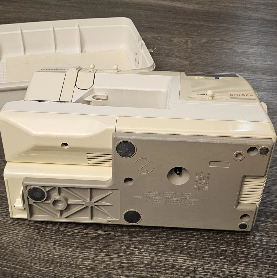 Singer Quantum 9240 Computerize Sewing Machine W/Portable Plastic Carrying Case - Image 2 of 4