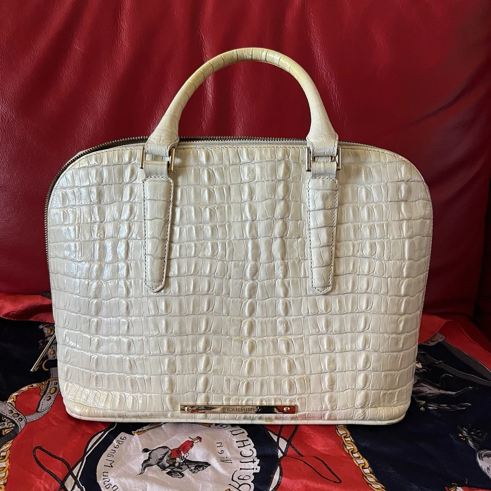 Bolso de mano Brahmin Vivian Dome de cuero en relieve de cocodrilo neutro Foto 2 de 4