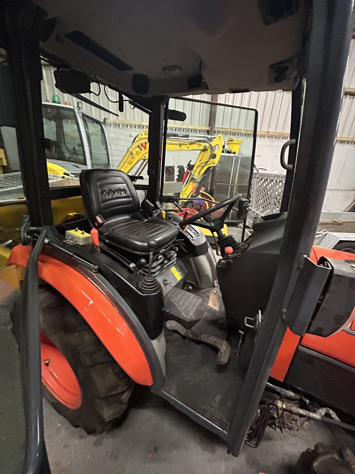 KUBOTA B2650 HST 4WD COMPACT TRACTOR WITH AIR CON, 144 Hours Snow Plow