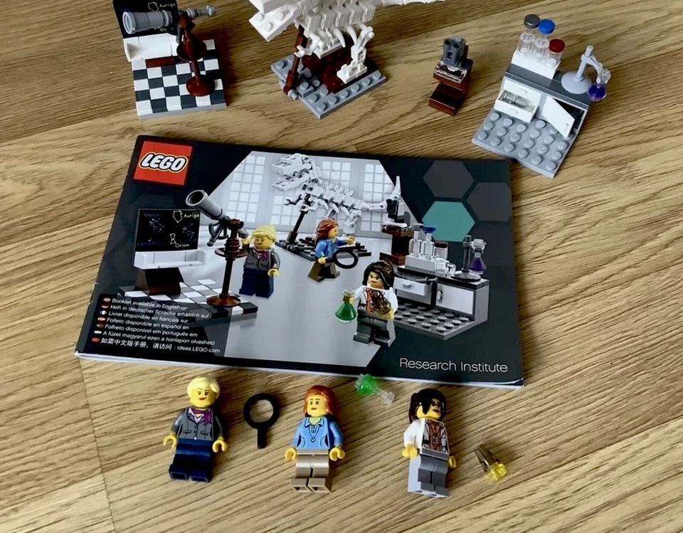 LEGO Ideas 21110 Research Institute, photo 1 of 5