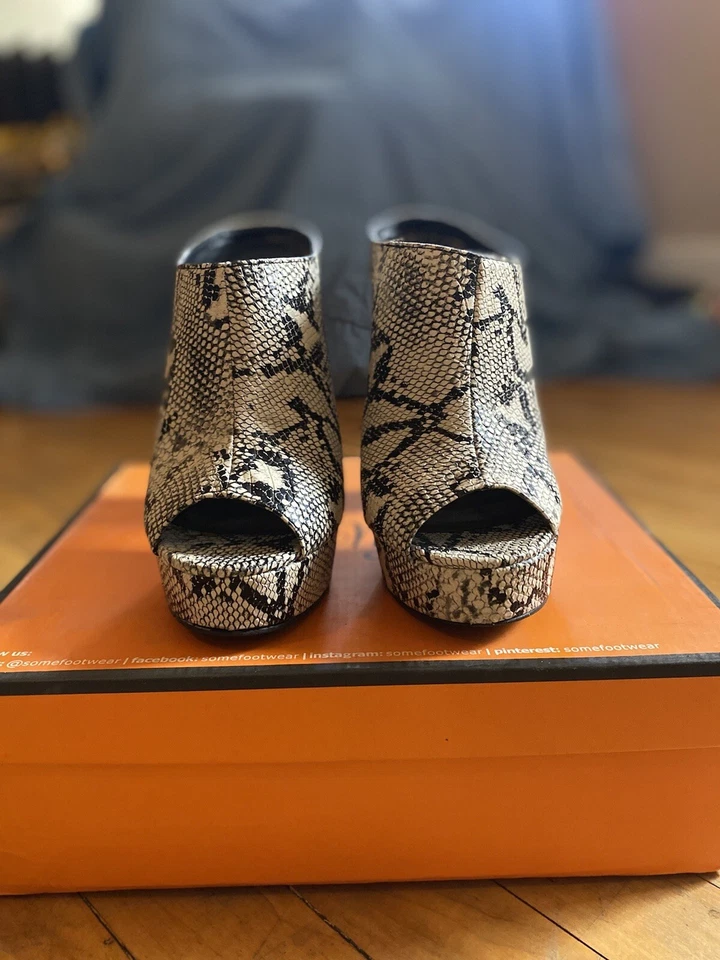 Tacones de cuña piel de serpiente talla 7,5 Foto 3 de 4