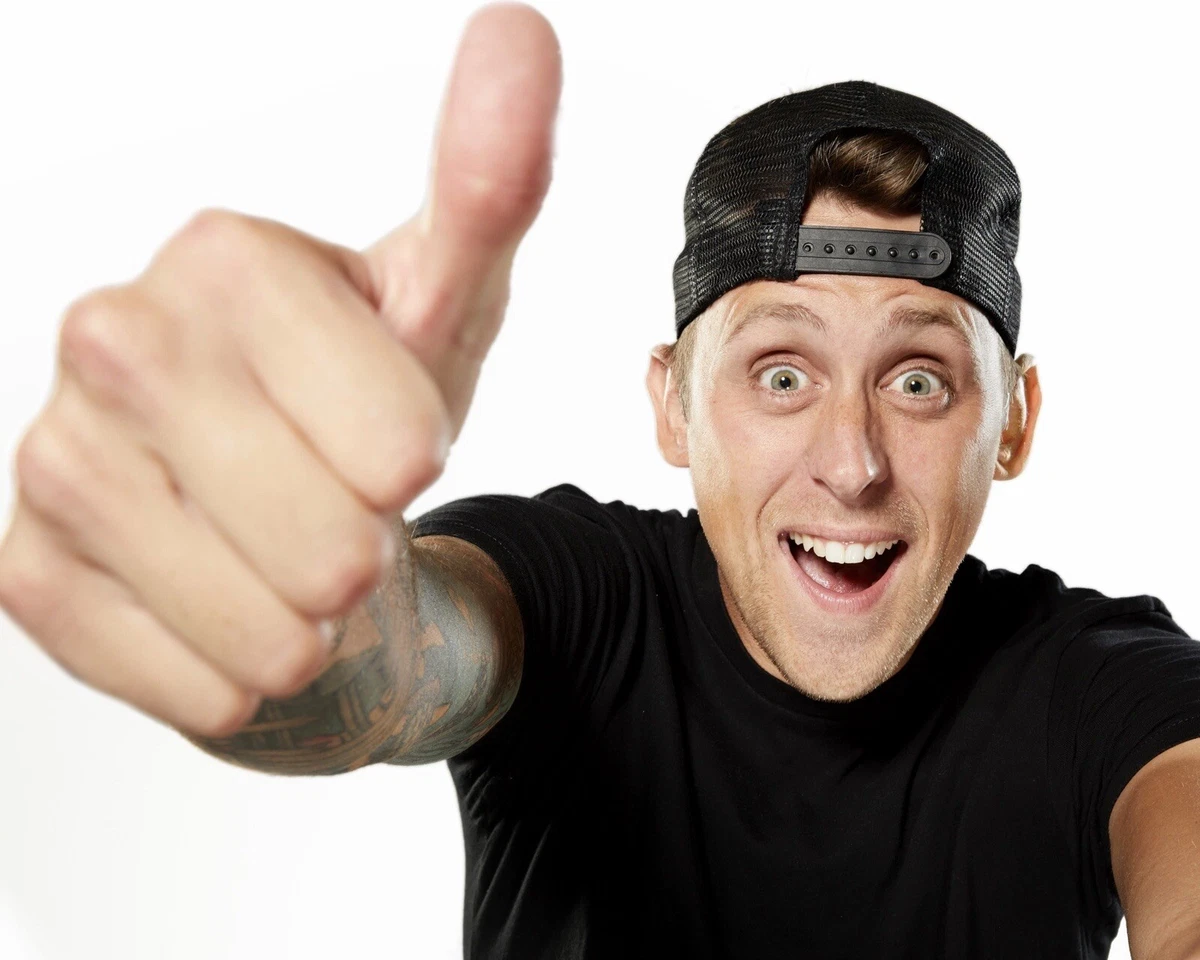 PRANKSTER SOCIAL MEDIA INFLUENCER ROMAN ATWOOD 8x10 PROMO PHOTO eBay
