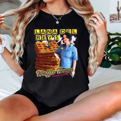 Lana Del Rey's Waffle House Always Serving T-Shirt, Lana Del Rey lustiges Meme Shirt, L - Bild 1 von 3