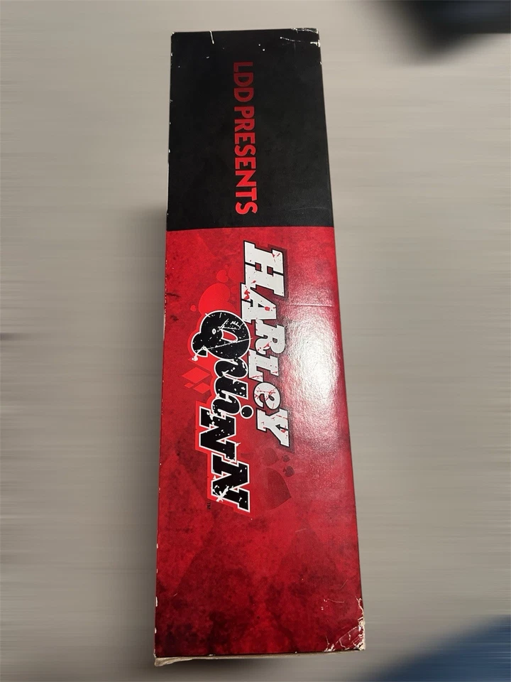 Figura Mezco Living Dead Dolls Presents DC Classic Harley Quinn 10" Foto 2 de 3