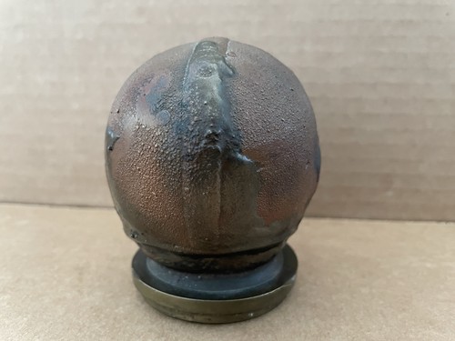 Vintage METALLGUSS MESSING Spielzeug Form Football Space Man Helm Kopf Quetschspielzeug - Bild 3 von 8