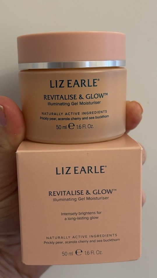 Liz Earle Liz Earlliz Earle Revitalise & Glow Illuminating Gel Moisturiser 50Mle Revitalise & Glow Illuminating Gel Moisturiser 50Ml - Image 8